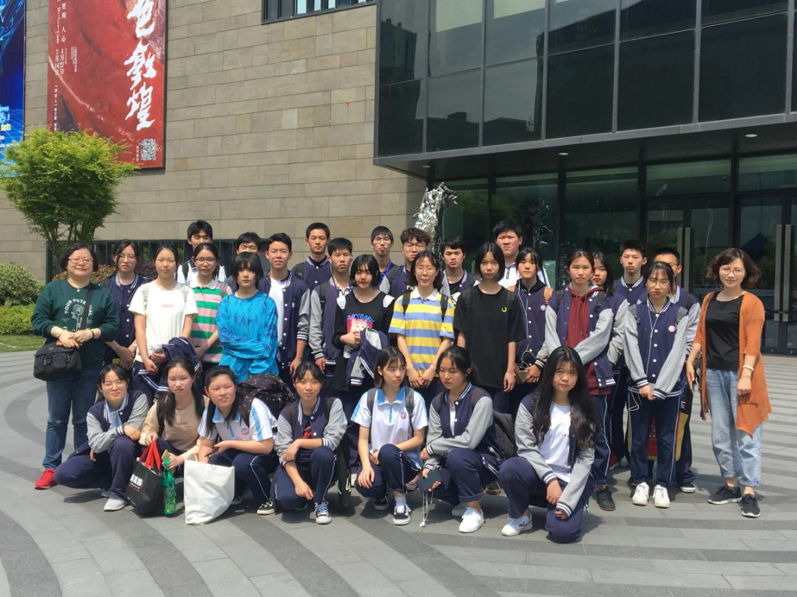 中华职业学校参观上海建桥学院优秀毕业设计展