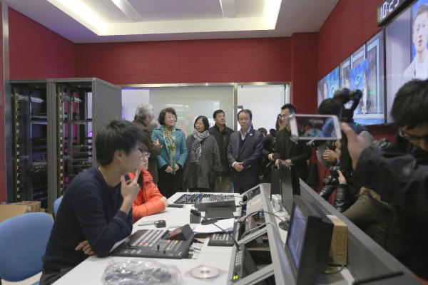 翁市长在新闻传播学院导播室